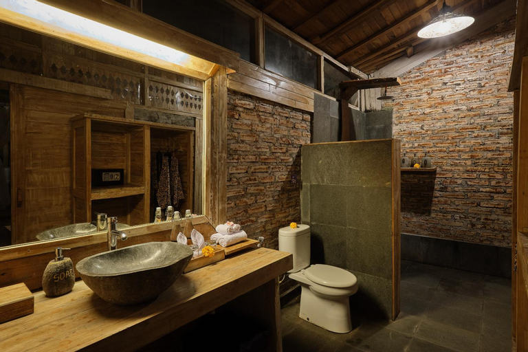 Bathroom 13