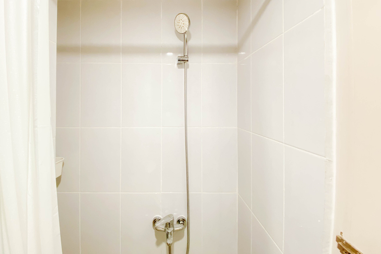 Bathroom 5, Warm and Minimalist Studio Tokyo Riverside PIK 2 Apartment By Travelio, Tangerang
