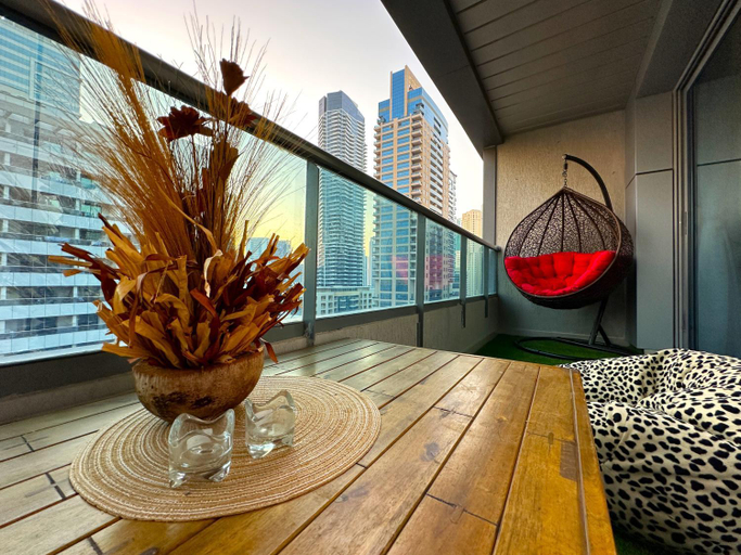 5, Luxury & Centric Flat with Balcony views in Marina, Dubai