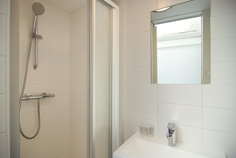 Bathroom 3, Cosy apartment right in the city center with AIRCO!, Amsterdam