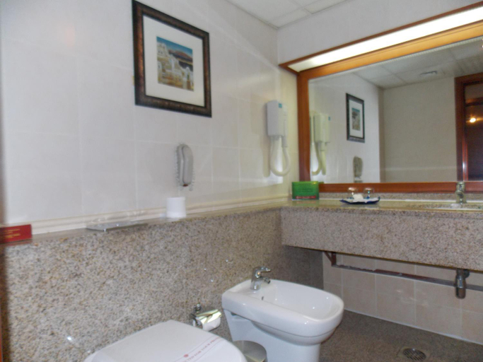 Bathroom 5, Ramee Royal Hotel, Dubai