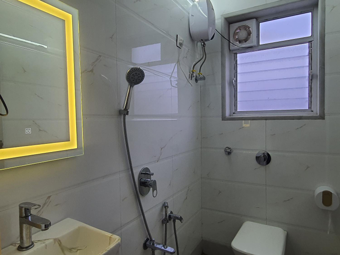 Bathroom 3, OSI Apartments Lilavati Bandra, Mumbai Suburban