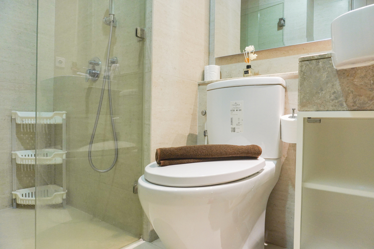 Bathroom 5, Cozy and Modern Look 1BR Gold Coast Apartment By Travelio, Jakarta Utara