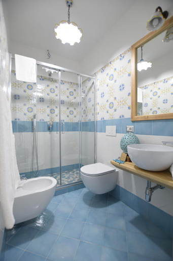 Bathroom 3, Millie Sorrento Suites, Napoli