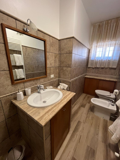 Bathroom 2, Donna Viruzza, Cosenza