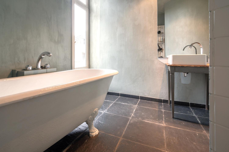 Bathroom 3, The Charming Hendrik Square Apartments, Antwerpen