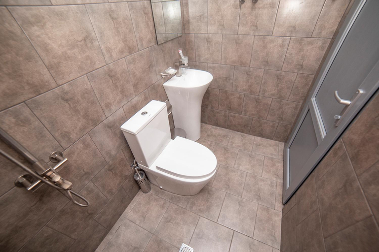 Bathroom 4, Popock Goris