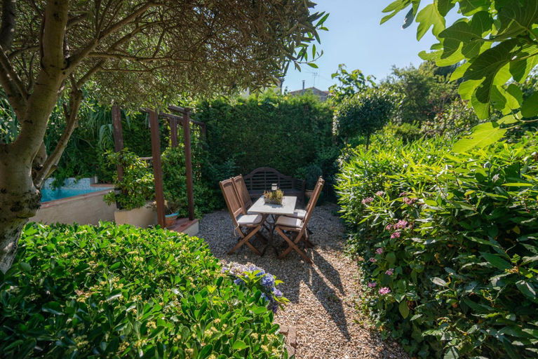 Exterior & Views 4, Hibiscus House, Aude