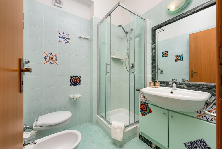 Bathroom 3, I Tre Golfi Beach Apartments, Trapani