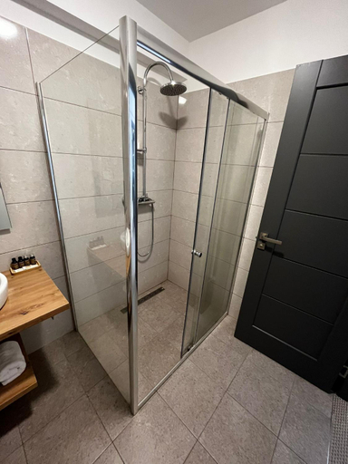 Bathroom 2, Belvedere Restaurant & Rooms, Toplita