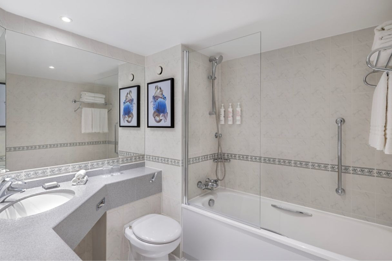 Bathroom 5, Marriott Hotel Heathrow Windsor, Slough