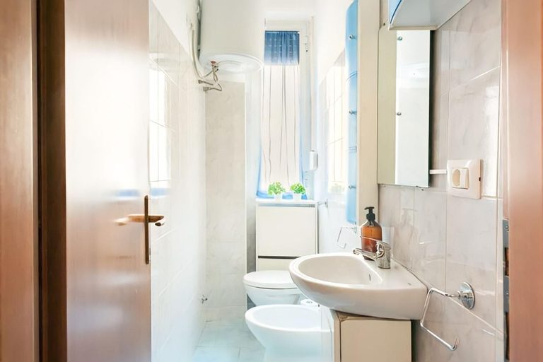 Bathroom, [Milan sweet home] Metro, Linate e Sky studio, Milano