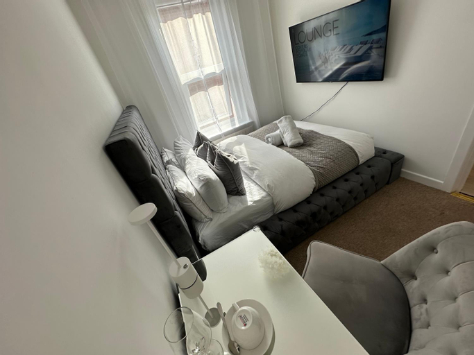 Others 3, The smaller new refurbished ensuite room 5min from beach parking in Guest house, Bournemouth