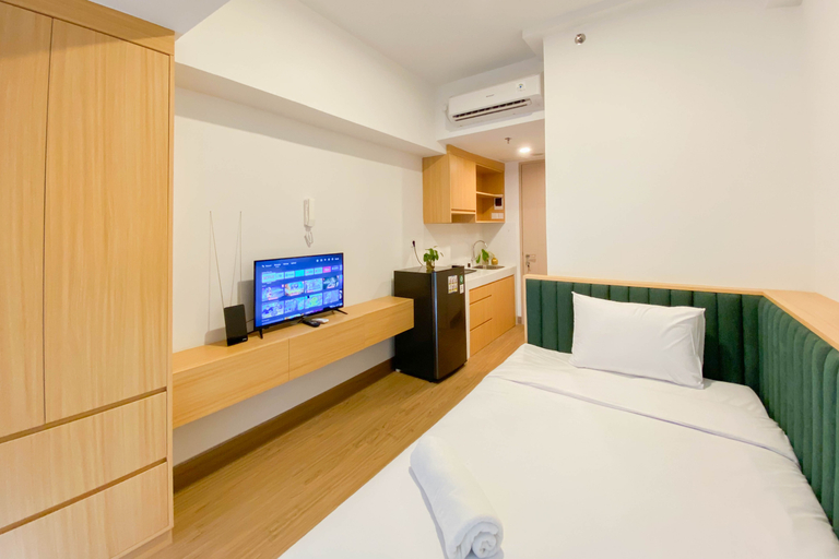 Bedroom 2, Warm and Minimalist Studio Tokyo Riverside PIK 2 Apartment By Travelio, Tangerang