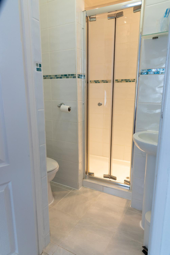 Bathroom 3, Rosita Guest House, North Somerset