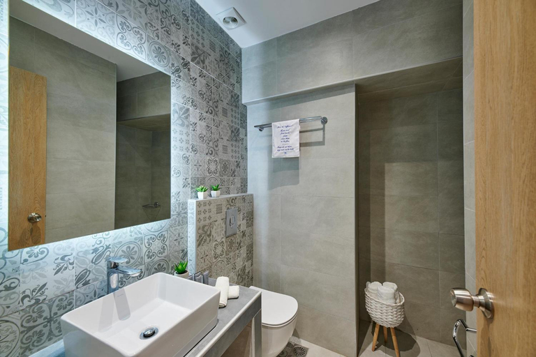 Bathroom 3, The Water, Thessaly