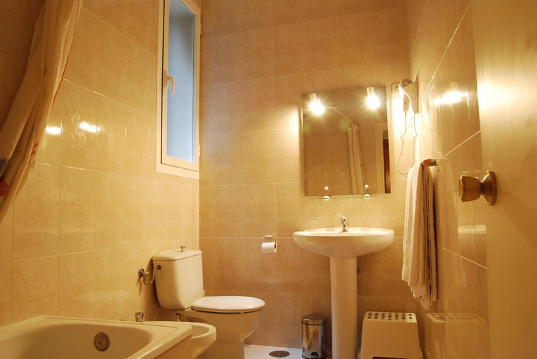 Bathroom 3, Hostal America, Madrid