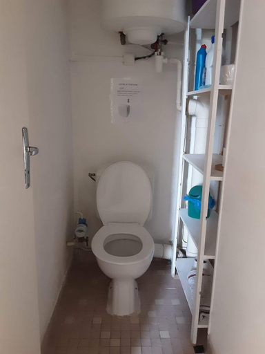 Bathroom 2, Chez Lalis, Essonne