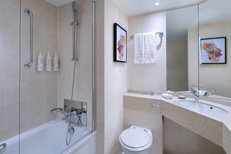 Bathroom 5, Marriott Hotel Heathrow Windsor, Slough