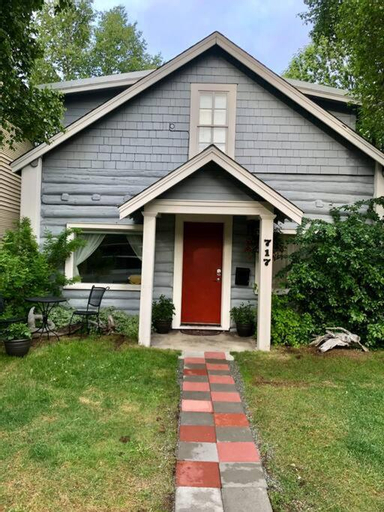 1915 Coastal Historical Log Home #1 Spot Downtown!, Anchorage