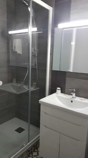 Bathroom, Le Castel du Cantal, Cantal