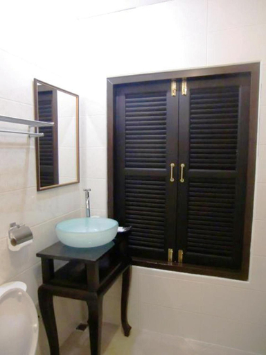 Bathroom, The Royal ThaTien Village, Phra Nakhon