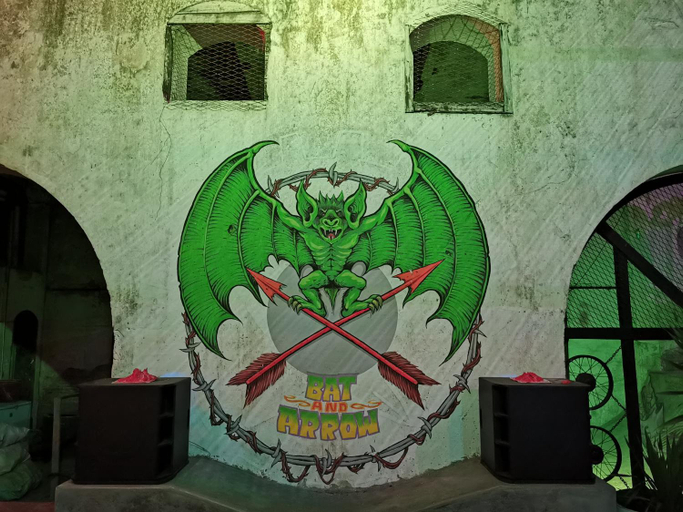 4, Bat & Arrow, Padang