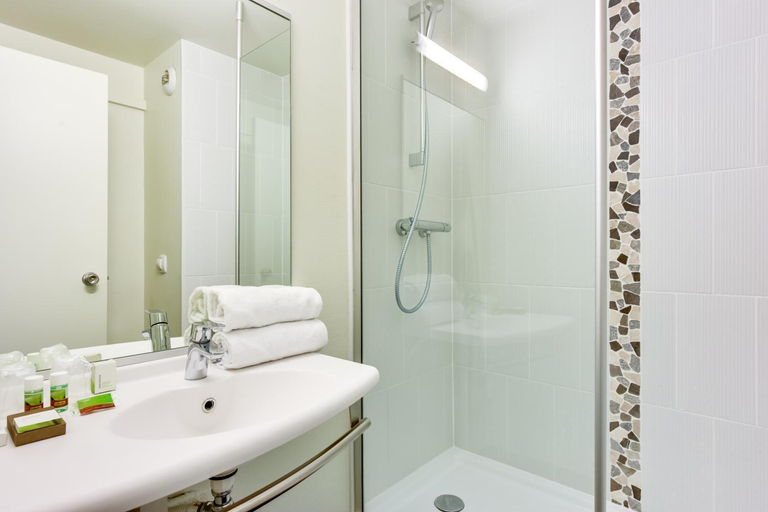 Bathroom 3, Hotel Balladins Bobigny, Seine-Saint-Denis