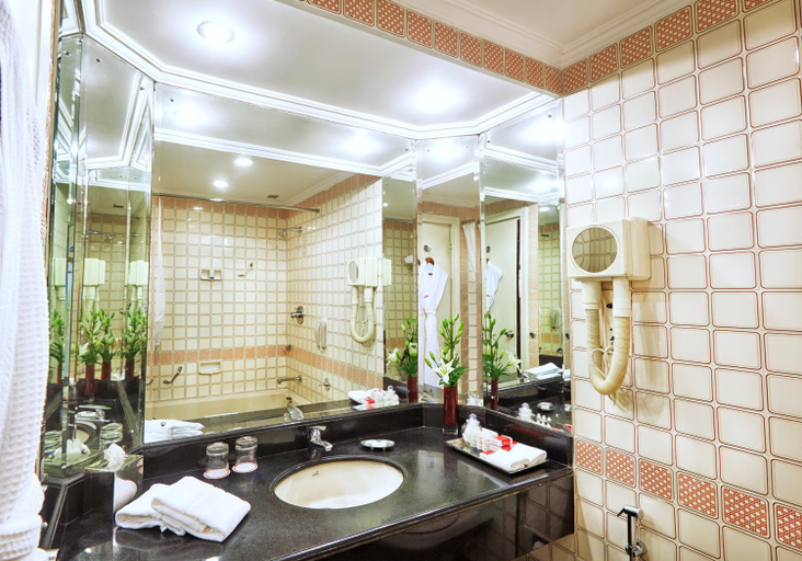 Bathroom 3, The Gateway Hotel Beach Road Calicut, Kozhikode