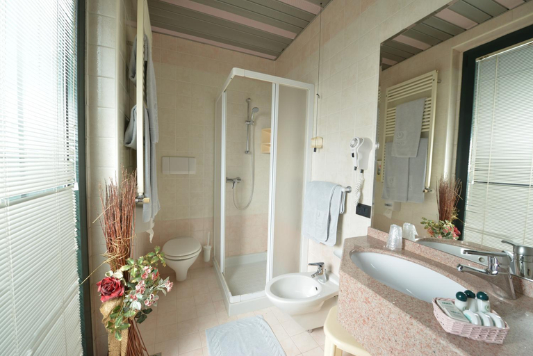 Bathroom 4, Eden, Verona