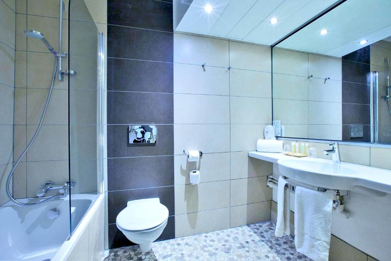 Bathroom 5, KYRIAD PRESTIGE MULHOUSE - Basel, Haut-Rhin