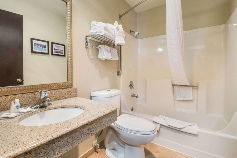 Bathroom 4, Comfort Inn Newport, Lincoln