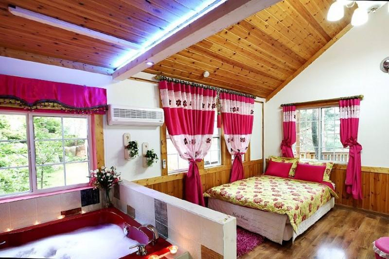 Bedroom 2, Hoengseong Pinetree Story Pension, Hoengseong