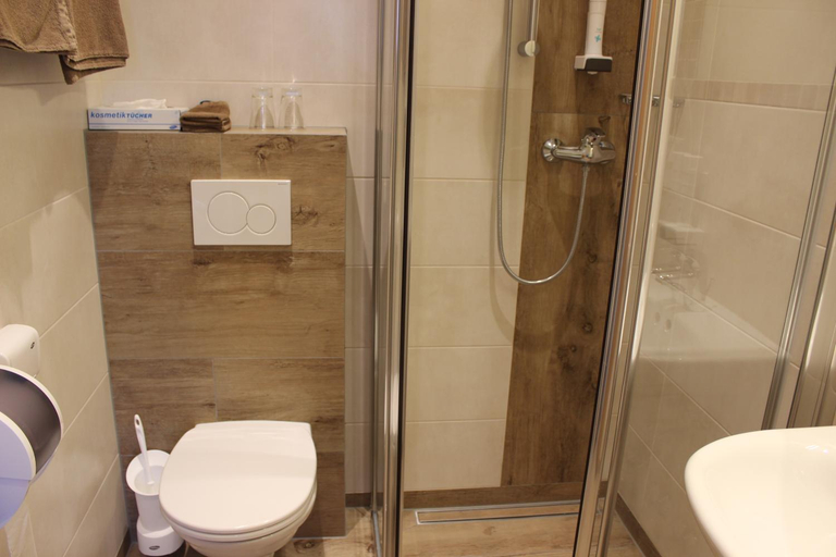 Bathroom 3, Hotel Restaurant Schweizerhaus, Klagenfurt