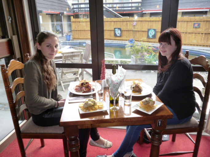 Food & Drinks 5, Orana Motor Inn, Far North