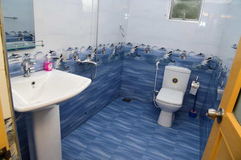 Bathroom 3, Seven Heaven, Ella