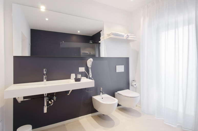 Bathroom 2, Ortigia Bed And Breakfast, Syracuse