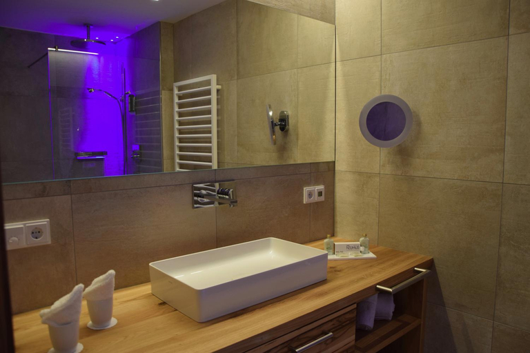 Bathroom 3, Hotel Neuhaus, Zell am See