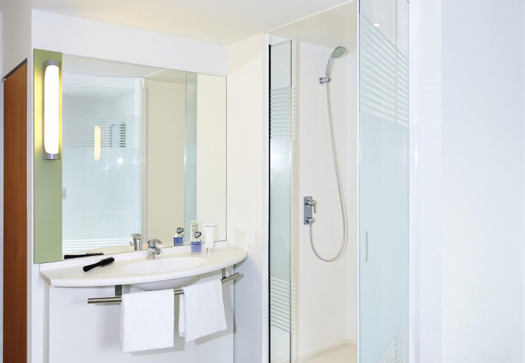 Bathroom 5, ibis budget Winterthur, Winterthur