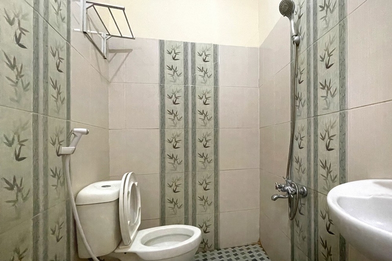 Bathroom, Urbanview Hotel Harapan Palopo, Palopo