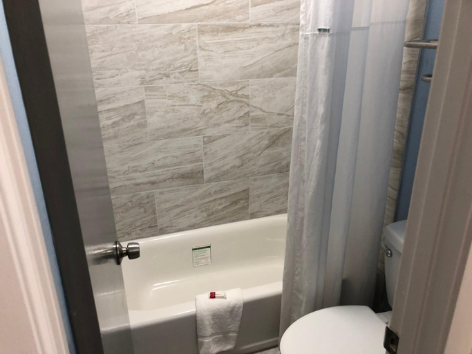 Bathroom 4, Days Inn by Wyndham Shorter, Macon