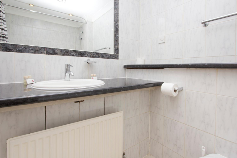 Bathroom 5, Sapphire, London