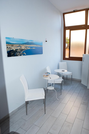 Others 4, B&B Le isole, Napoli