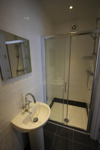 Bathroom 10