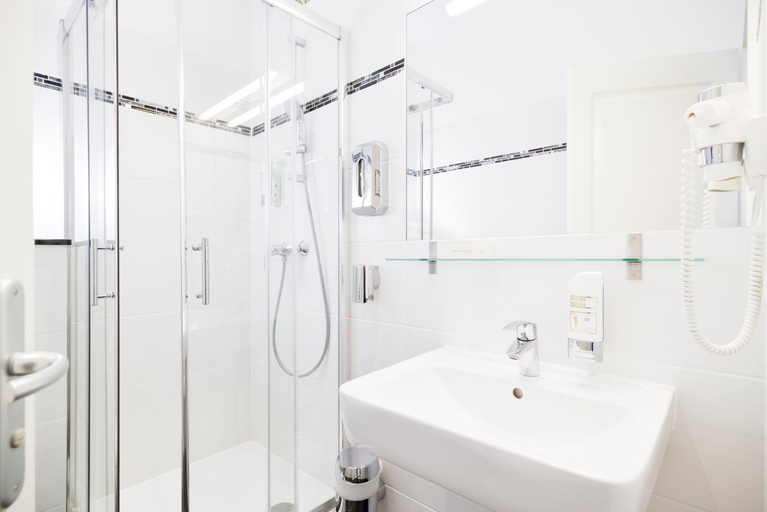 Bathroom 4, AMC Hotel - Schöneberg, Berlin