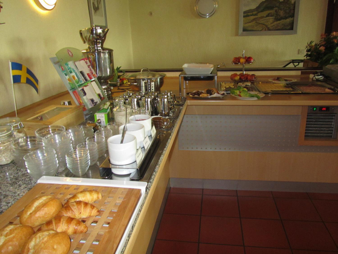 Food & Drinks 5, Hotel zur Burg Nurburg Large car park, Ahrweiler