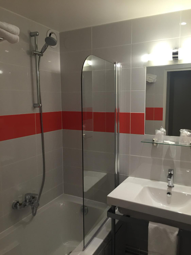 Bathroom 1, Hotel Saint Laurent, Aube