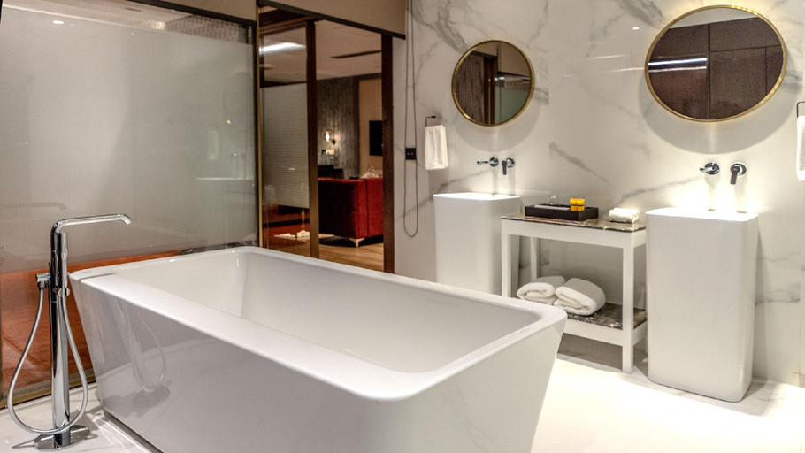 Bathroom 4, Hiland Hotel, Jalpaiguri