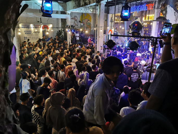 2, Bat & Arrow, Padang