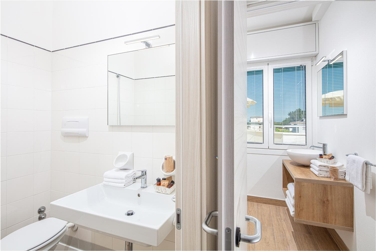 Bathroom 5, Condor, Venezia